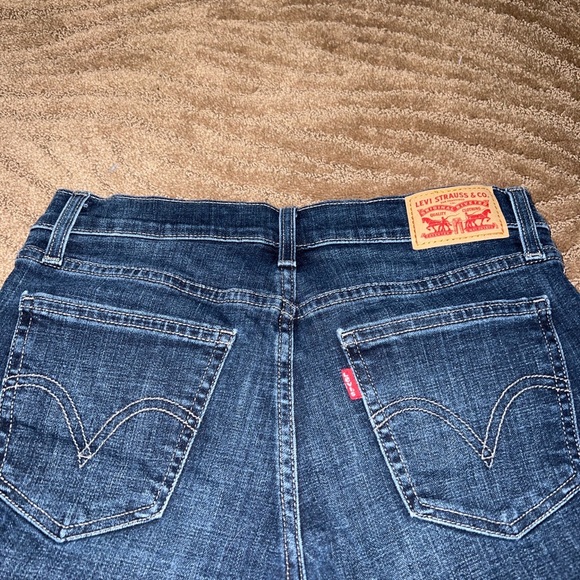 mid rise Levi shorts - Picture 2 of 4